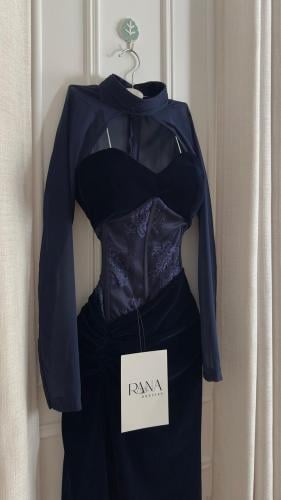 فستان مخمل أنيق بلمعة تطريز خفيفة