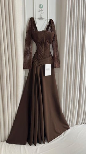 فستان بني كورسيه بلمسة دانتيل