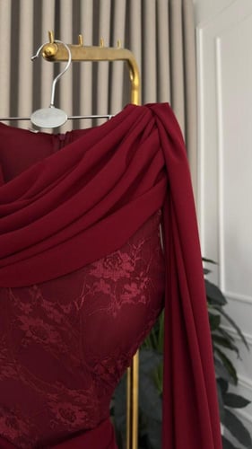 فستان عودي ناعم انيق بكتف طويل