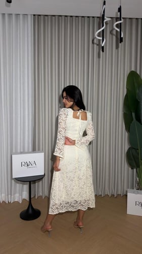 فستان كريمي ناعم بأسلوب راقي