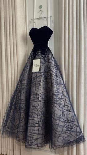 فستان كحلي ملكي بتصميم ساحر