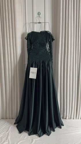 فستان أخضر فخم بخامة راقية