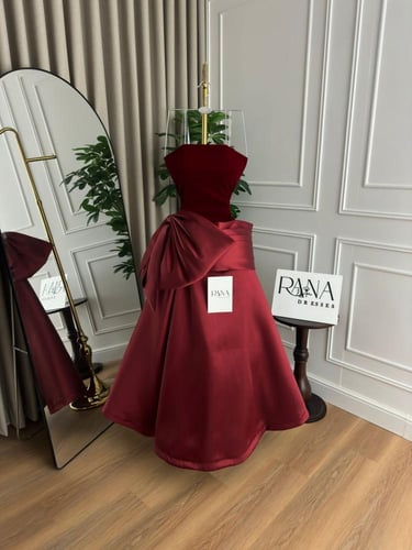 فستان مخمل أسود بلمسة فاخرة