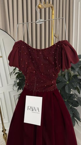 فستان مخمل جوخ ميد بتطريز انيق على الصدر