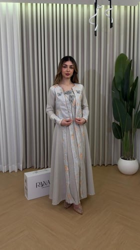 فستان رمادي بأنوثة راقية ساحرة