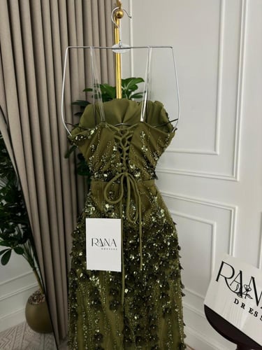 فستان زيتوني مطرّز بلمعة فاخرة وجميله