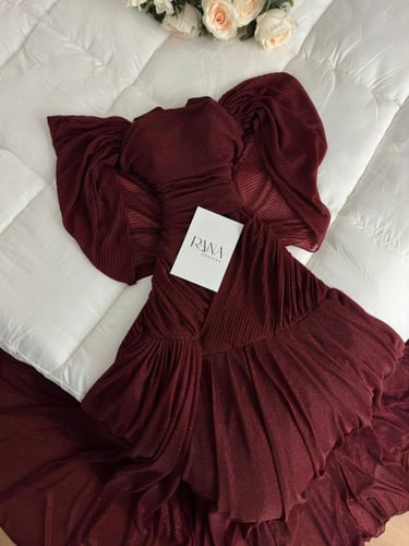 فستان لون عنابي جاذبية واضحة