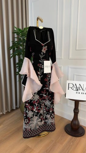 جلابيه أسود ناعم بتفاصيل راقية