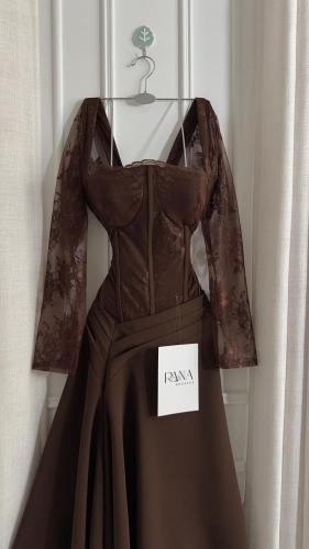 فستان بني كورسيه بلمسة دانتيل