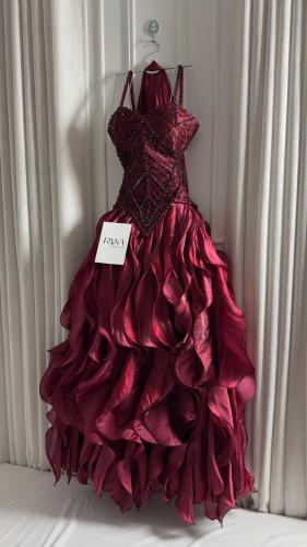 فستان طويل بتطريز فاخر