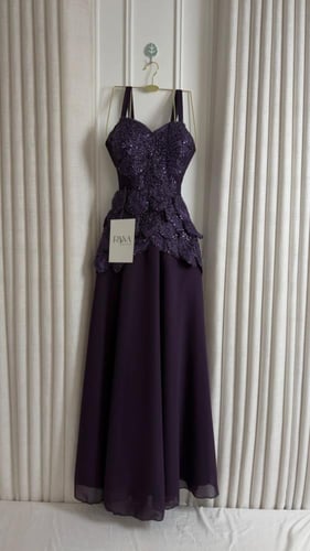 فستان سهرة بتفاصيل فخمة