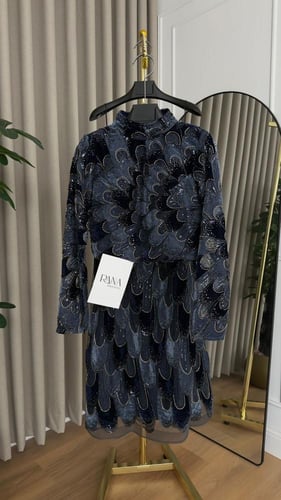 فستان كحلي فاخر بتطريز لامع