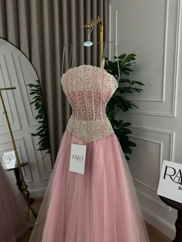 فستان فخم بلمعة لؤلؤية براقة