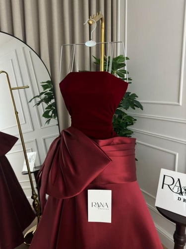 فستان مخمل أسود بلمسة فاخرة