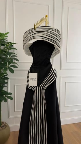 فستان أنثوي بخطوط بيضاء راقية