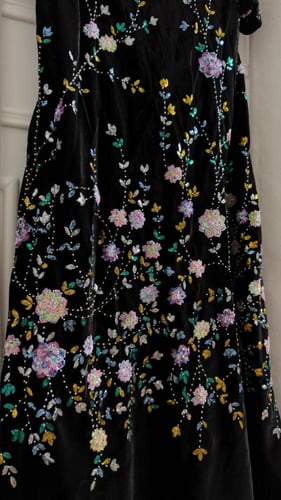 فستان أسود مطرز بتفاصيل فاخرة