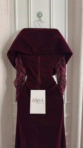 فستان مخملي فاخر بأكمام دانتيل