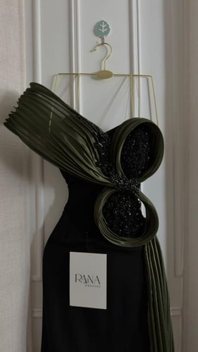 فستان أسود بتفاصيل خضراء فاخرة