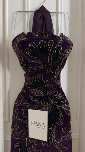 فستان سهرة موف مطرّز بالخرز الذهبي