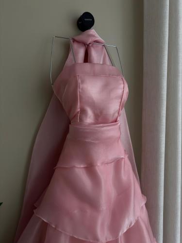 فستان وردي انيق متعدد الطبقات مع شال رقيه عريض