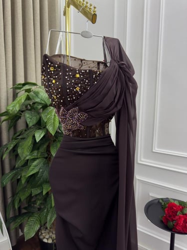 فستان بني مطرز