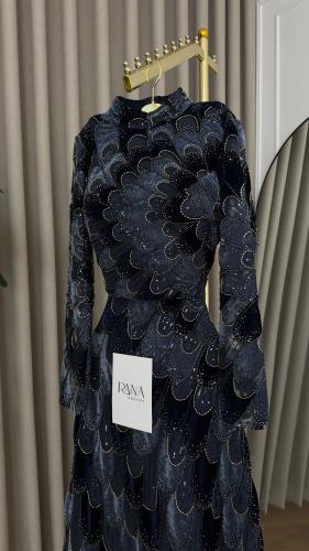 فستان كحلي فاخر بتطريز لامع