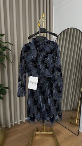 فستان كحلي فاخر بتطريز لامع