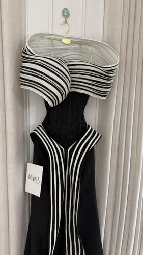 فستان أنثوي بخطوط بيضاء راقية