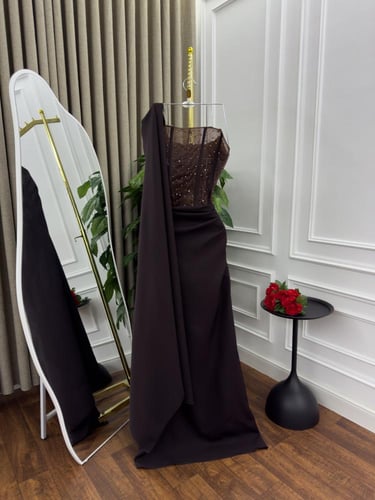 فستان بني مطرز