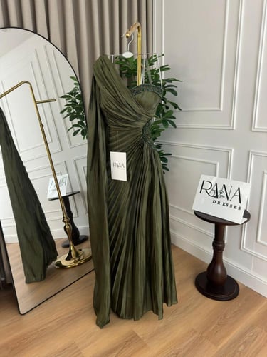 فستان أخضر أنيق بتصميم راقٍ