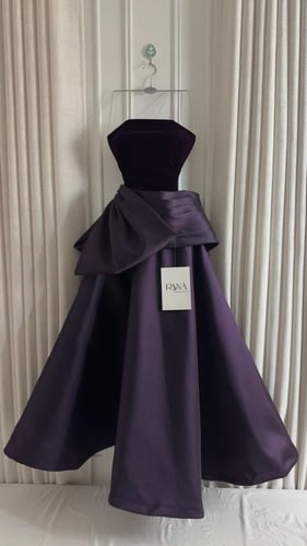 فستان مخمل أسود بلمسة فاخرة