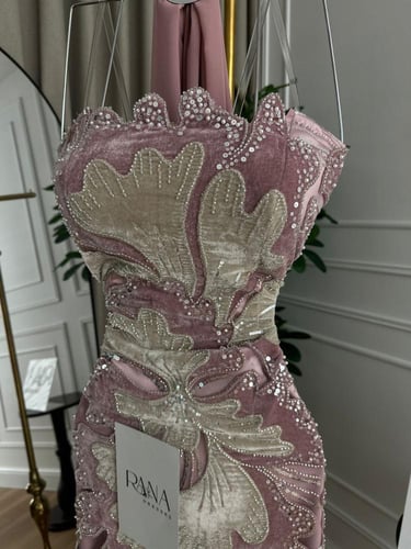 فستان سهرة موف مطرّز بالخرز الذهبي