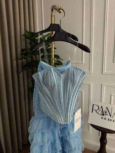 طقم فستان ملكي بتنوره منفصله يبرز جمال ورقه