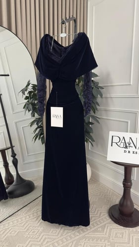 فستان مخملي فاخر بأكمام دانتيل