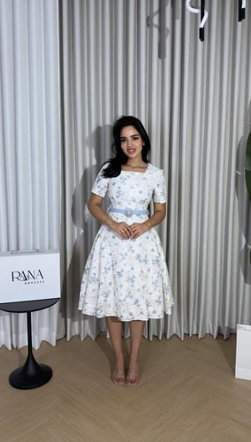 فستان أبيض مزهر أناقة راقية