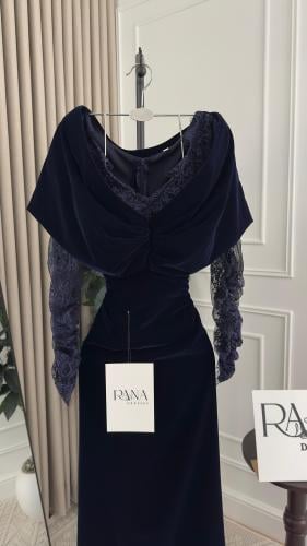 فستان مخملي فاخر بأكمام دانتيل