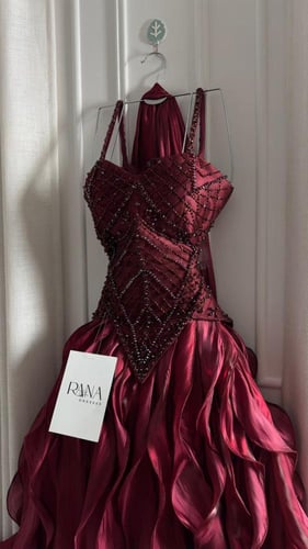 فستان طويل بتطريز فاخر