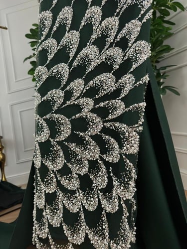 "فستان زيتوني فاخر مطرّز بالكامل بحبات لامعة تم