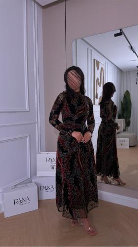 فستان سهرة أسود بتطريز ذهبي