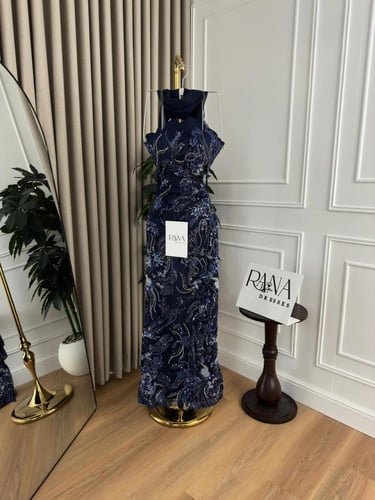 فستان كحلي مطرز بخيوط فخمة