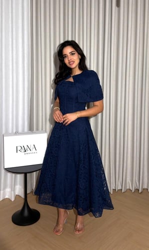 فستان كحلي أنثوي بتفاصيل راقية