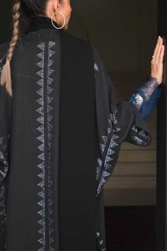 عباية سوداء حرير مغسول بتطريز كامل من الخلف