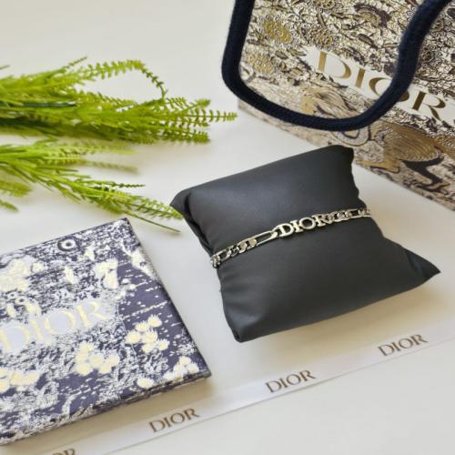 أسوارة انيقة من ماركة ديور Dior