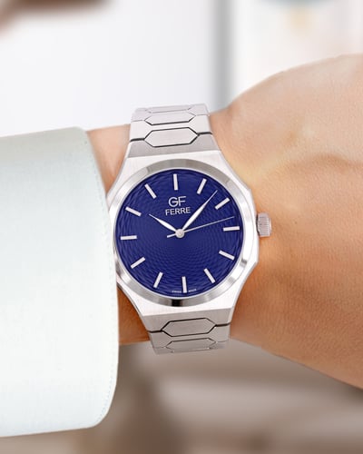 ساعة رجالية صناعة سويسرية ماركة جي اف فضي مينا ازر...