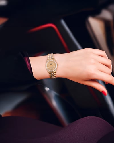 ساعة نسائية صناعة سويسرية ماركة مونتانا فضي ذهبي م...