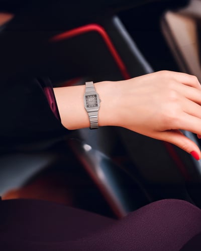 ساعة نسائية ماركة V19.69 فضي مينا رمادي موديل SS19...