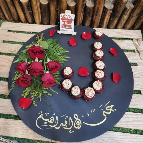 لوح بالعبارة مع الورد و الكيك