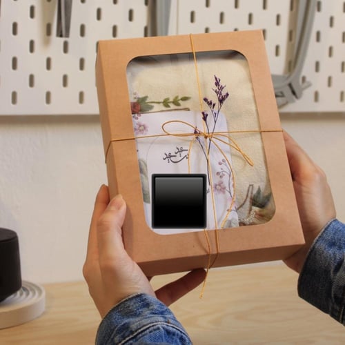 حقيبة قماش مطرّزة بحرف وازهار.