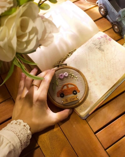 تعليقة سيارة بوجهين