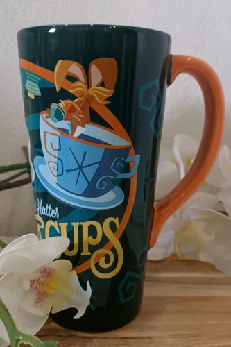 كوب اليس في بلاد العجائب